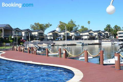 Brookwater Waterfront On Lake Mulwala - Cruises Travel 6