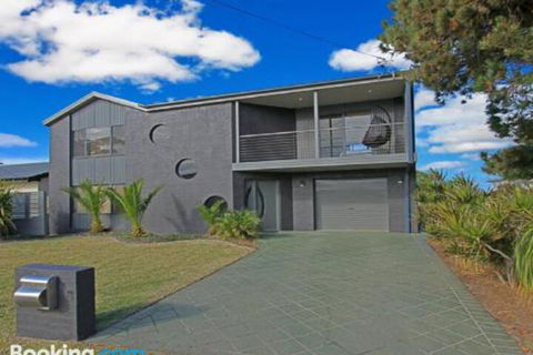 Seaside Escape At Jones Beach Swimming Pool - Accommodation Tasmania 1