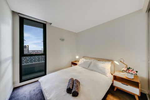 A Modern 2BR CBD Apt City Views FREE Parking - Cruises Travel 6