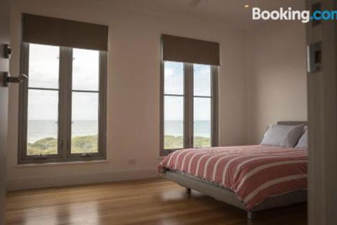 DEstrees Bay Beach House - Accommodation Perth 6