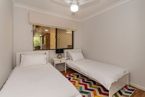 Freshly Renovated Dog Friendly House Walking Distance To Waterfront - Sunshine Coast Guide 6