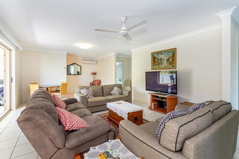 Freshly Renovated Dog Friendly House Walking Distance To Waterfront - Sunshine Coast Guide 3