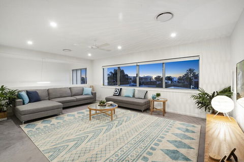 Luxury Canal Front Holiday House Raptor Pde Banksia Beach - Accommodation VIC 6