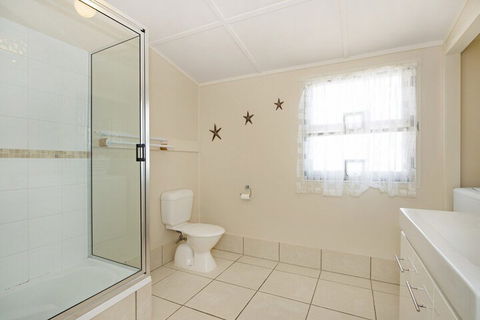 Close To Water Restaurants & Clubs Toorbul St. Bongaree - Wagga Wagga Accommodation 6
