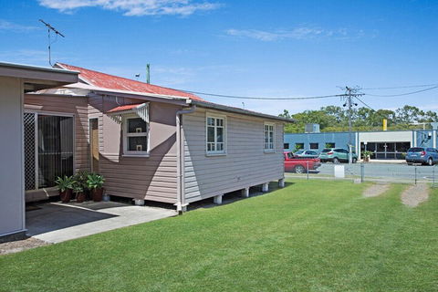 Close To Water Restaurants & Clubs Toorbul St. Bongaree - Wagga Wagga Accommodation 1