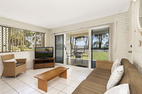 Ground Floor Air Conditioned Fabulous Waterviews Overlooking Pumicestone Passage - Accommodation Batemans Bay 3