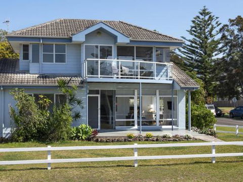 AMETHYST Gerringong 4pm Check Out Sundays - YWait Travel 0