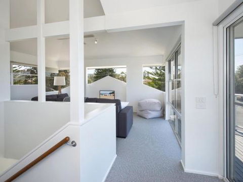 AMETHYST Gerringong 4pm Check Out Sundays - YWait Travel 1