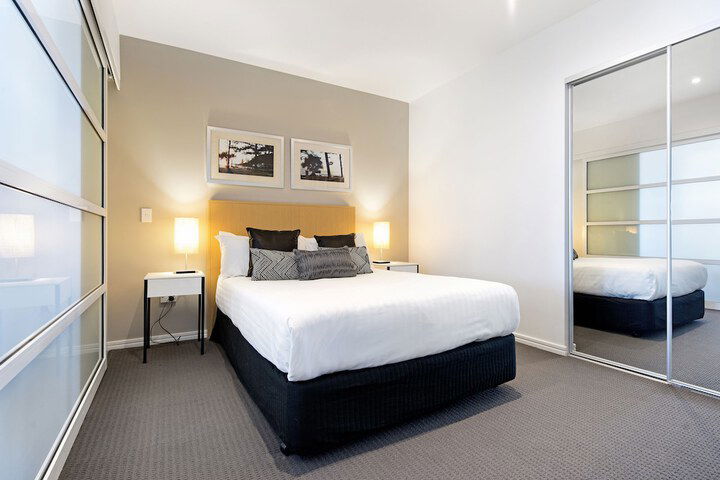 H Residences 2 Bedroom Ocean View In Surfers Paradise - thumb 2