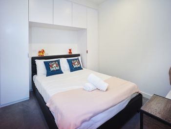 Elegant High Rise Apartment With An Unforgettable View - Holiday Melbourne 6