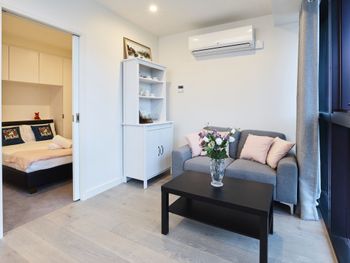Elegant High Rise Apartment With An Unforgettable View - Holiday Melbourne 4