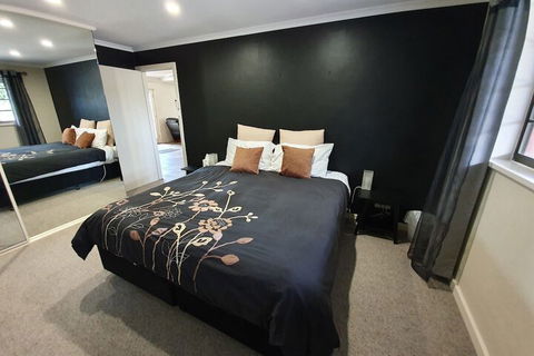 Under The Vines - Hotel VIC 2