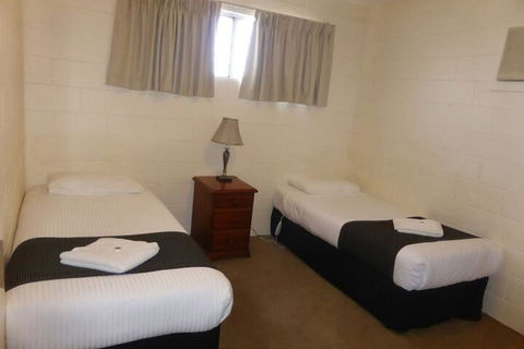 Hilltop Motel - Accommodation Main Beach 7