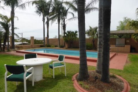 Hilltop Motel - Accommodation Main Beach 2