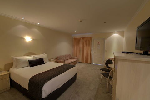 Charles Rasp Motor Inn & Cottages - Accommodation Main Beach 7