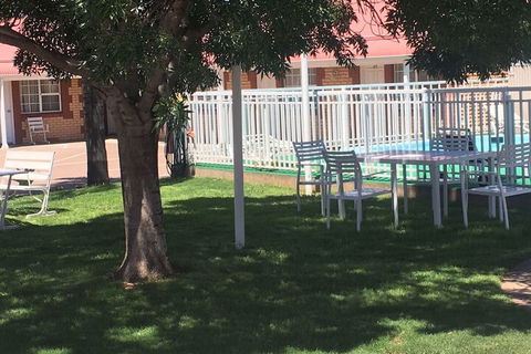 Charles Rasp Motor Inn & Cottages - Accommodation Main Beach 6