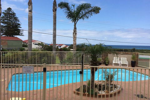 Captain's Quarters - Phillip Island Accommodation 1