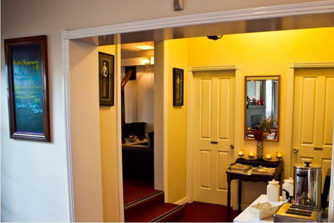 Abbotsleigh Motor Inn - Whitsundays Tourism 1