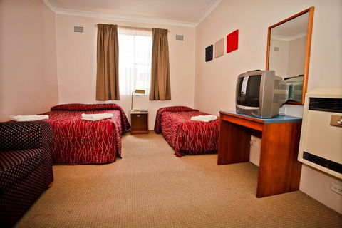 Abbotsleigh Motor Inn - Whitsundays Tourism 7