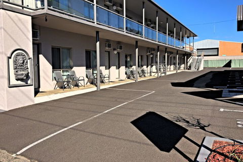 New England Motor Inn - Whitsundays Tourism 1