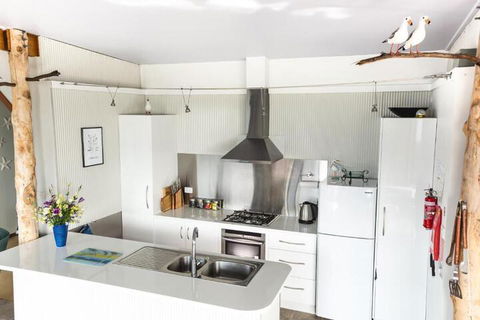Larus Waterfront Cottage - Accommodation Newcastle 5