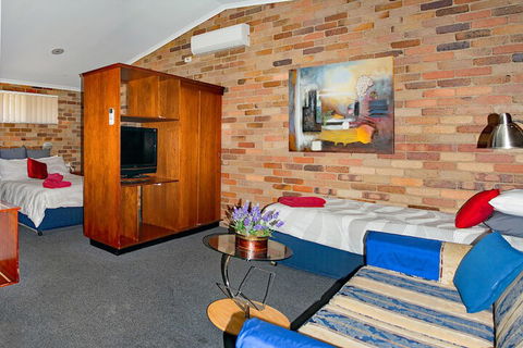 Rest Point Motor Inn - Lightning Ridge Tourism 4