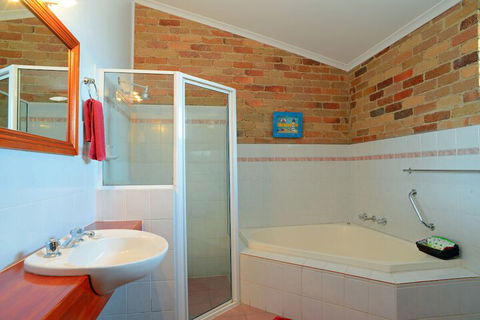 Rest Point Motor Inn - Lightning Ridge Tourism 7