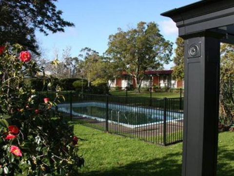 Captains Lodge International & VIP Restaurant - Victoria Tourism 1