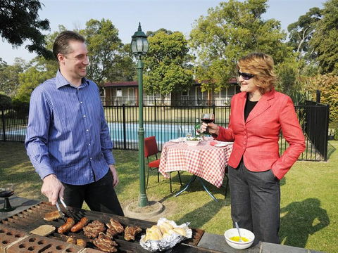 Captains Lodge International & VIP Restaurant - Victoria Tourism 5