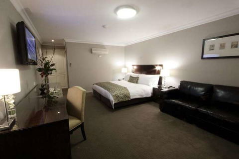 Carlyle Suites & Apartments - Lightning Ridge Tourism 4