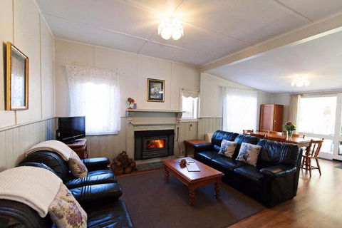 Country Gate Cottages - Whitsundays Tourism 3