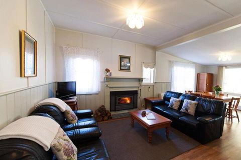 Country Gate Cottages - Whitsundays Tourism 5