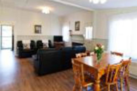 Country Gate Cottages - Whitsundays Tourism 0