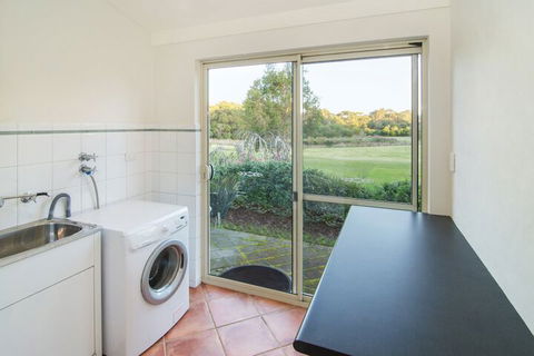 Acacia Chalets - Accommodation Newcastle 3