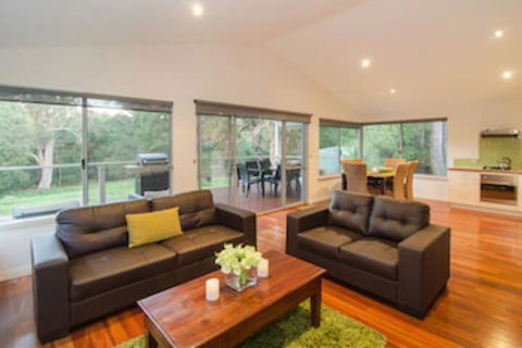 Acacia Chalets - Accommodation Newcastle 0