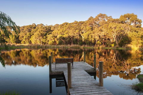 Acacia Chalets - Accommodation Newcastle 7