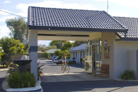 Gale Street Motel And Villas - Whitsundays Tourism 1