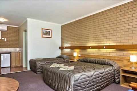 Holbrook Town Centre Motor Inn - Lightning Ridge Tourism 7