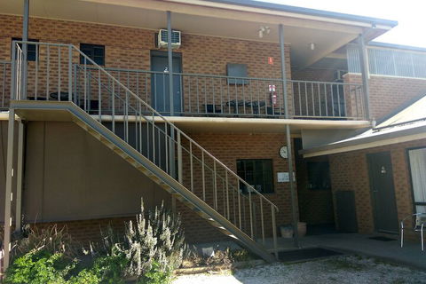 Holbrook Town Centre Motor Inn - Lightning Ridge Tourism 4
