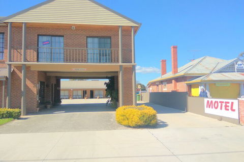 Holbrook Town Centre Motor Inn - Lightning Ridge Tourism 5