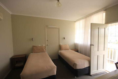 Aromet Motor Inn - Lightning Ridge Tourism 6