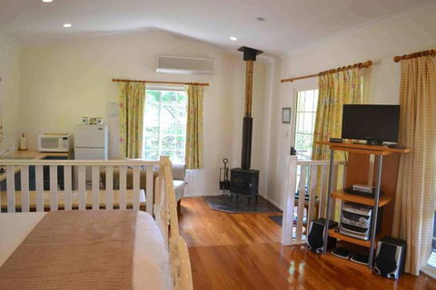 Granite Gardens Cottages & Lake Retreat - Wagga Wagga Accommodation 3