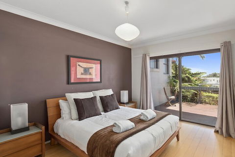 McAuleys Beach House - Accommodation QLD 2