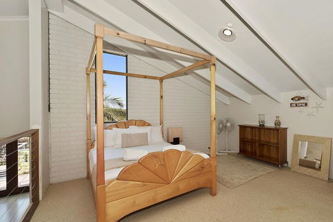 McAuleys Beach House - Accommodation QLD 4