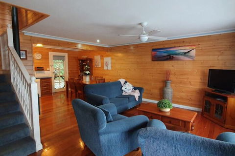 Sails Elegant Spacious Beach Villa - Accommodation Newcastle 2