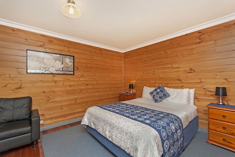 Sails Elegant Spacious Beach Villa - Accommodation Newcastle 4