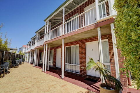 The Jetty Resort - Mackay Tourism 1