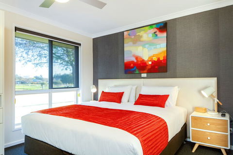 Howlong Golf Resort - Lightning Ridge Tourism 7
