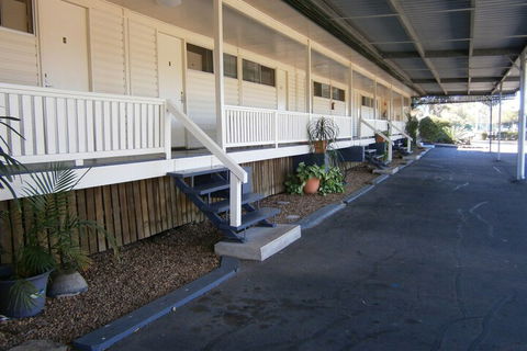 Kellys Motel Oakey - Cruises Travel 6