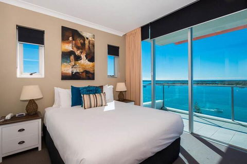 Silvershore Apartments On The Broadwater - Accommodation Newcastle 7